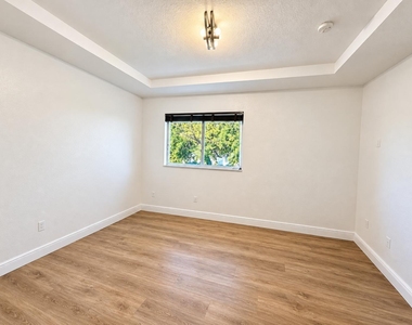 11657 Ne 18th Drive - Photo Thumbnail 4