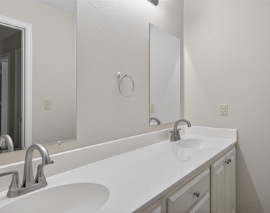 1712 S Waco Street - Photo Thumbnail 24