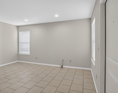 1712 S Waco Street - Photo Thumbnail 3