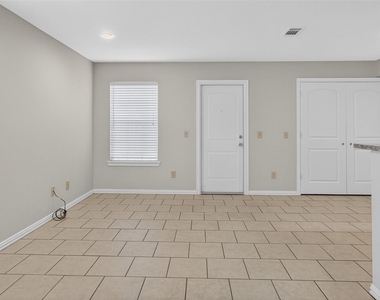 1712 S Waco Street - Photo Thumbnail 4