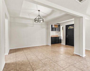 2804 Spring Valley Drive - Photo Thumbnail 2