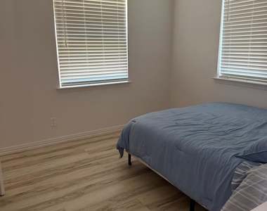 3932 Sun Valley Court - Photo Thumbnail 11
