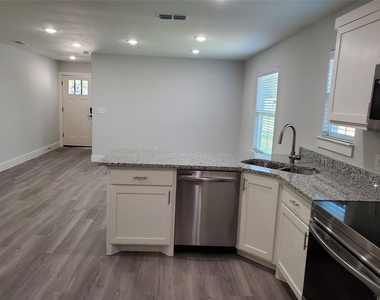 612 E 3rd Street - Photo Thumbnail 2
