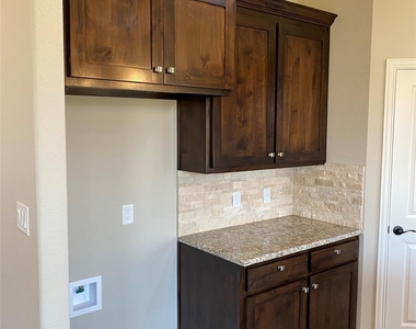 3005 Promenade Drive - Photo Thumbnail 4