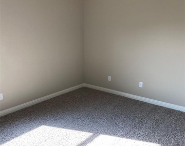 3005 Promenade Drive - Photo Thumbnail 11