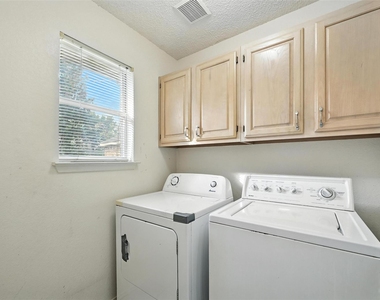 2711 Primrose Lane - Photo Thumbnail 14