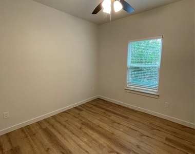 524 W Florence Street - Photo Thumbnail 8