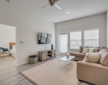 209 Wimberly Street - Photo Thumbnail 6