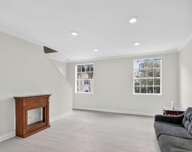 695 Hibiscus Street - Photo Thumbnail 5