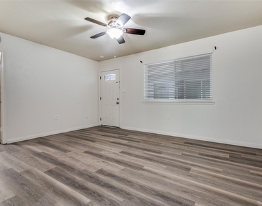 428 N Dallas Avenue - Photo Thumbnail 2