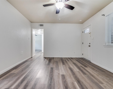 428 N Dallas Avenue - Photo Thumbnail 3