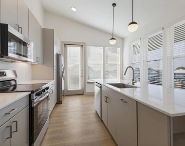 1506 N Prairie Avenue - Photo Thumbnail 2