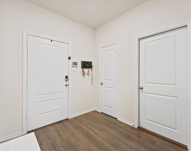 1403 Thunder Canyon Way - Photo Thumbnail 4