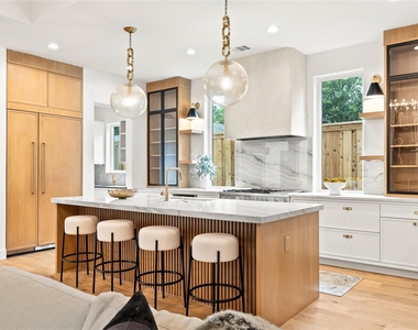 8730 Rexford Drive - Photo Thumbnail 14