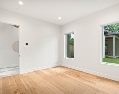 8730 Rexford Drive - Photo Thumbnail 9
