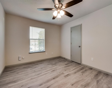 7021 Lincolnshire Lane - Photo Thumbnail 14