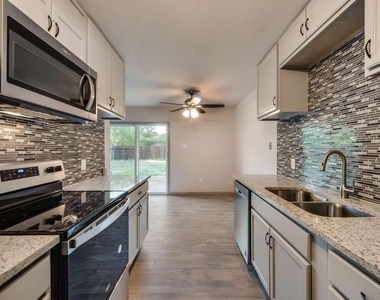 7021 Lincolnshire Lane - Photo Thumbnail 11