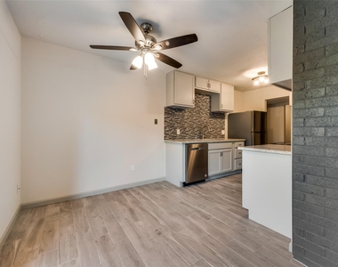 7021 Lincolnshire Lane - Photo Thumbnail 6