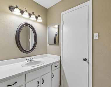 1806 Lakecrest Court - Photo Thumbnail 27