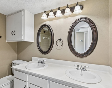 1806 Lakecrest Court - Photo Thumbnail 21