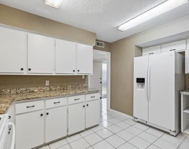1806 Lakecrest Court - Photo Thumbnail 14