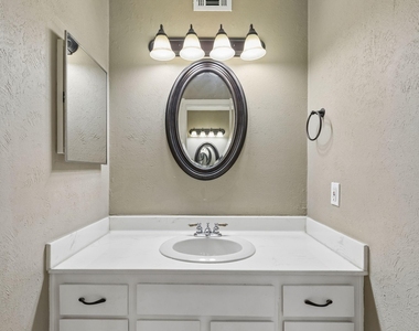 1806 Lakecrest Court - Photo Thumbnail 28
