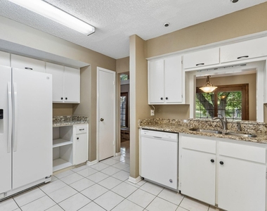 1806 Lakecrest Court - Photo Thumbnail 13