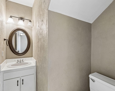 1806 Lakecrest Court - Photo Thumbnail 18