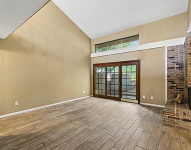 1806 Lakecrest Court - Photo Thumbnail 3