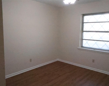 1202 Alamo Lane - Photo Thumbnail 6