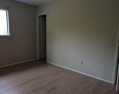 1201 Whitehall Drive - Photo Thumbnail 13