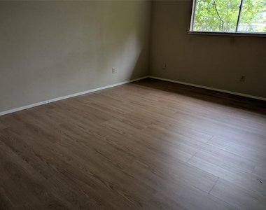1201 Whitehall Drive - Photo Thumbnail 12