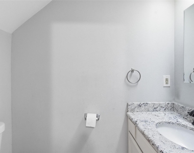 212 Samuel Boulevard - Photo Thumbnail 20