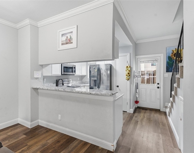 212 Samuel Boulevard - Photo Thumbnail 6