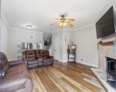 212 Samuel Boulevard - Photo Thumbnail 2