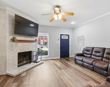 212 Samuel Boulevard - Photo Thumbnail 4