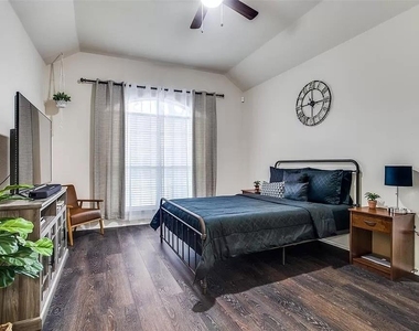 11348 Lockshire Drive - Photo Thumbnail 15