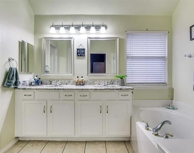 11348 Lockshire Drive - Photo Thumbnail 17