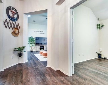 11348 Lockshire Drive - Photo Thumbnail 4
