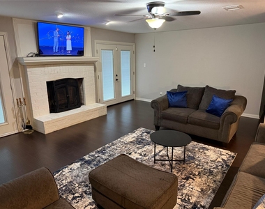 1415 W Red Bird Lane - Photo Thumbnail 5