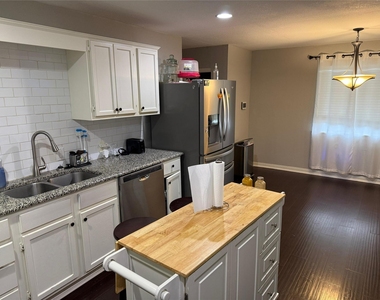 1415 W Red Bird Lane - Photo Thumbnail 2