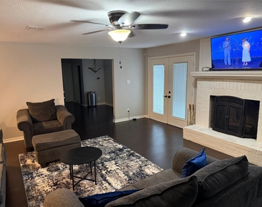 1415 W Red Bird Lane - Photo Thumbnail 3