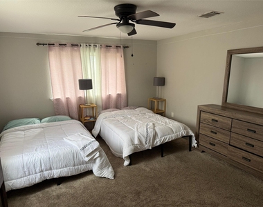 1415 W Red Bird Lane - Photo Thumbnail 11