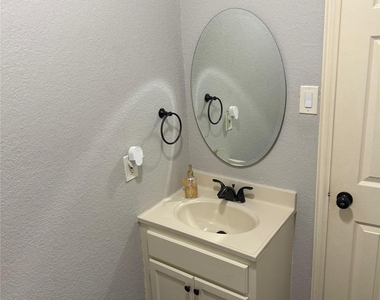 1415 W Red Bird Lane - Photo Thumbnail 32