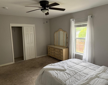 1415 W Red Bird Lane - Photo Thumbnail 12