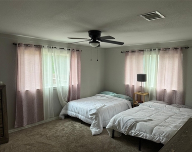 1415 W Red Bird Lane - Photo Thumbnail 10