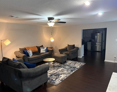 1415 W Red Bird Lane - Photo Thumbnail 4