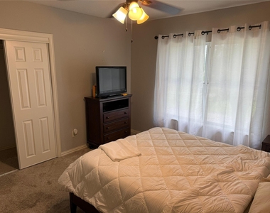 1415 W Red Bird Lane - Photo Thumbnail 14
