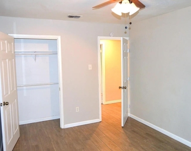 5729 Emerson Drive - Photo Thumbnail 10