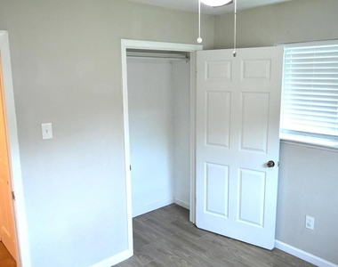 5729 Emerson Drive - Photo Thumbnail 9
